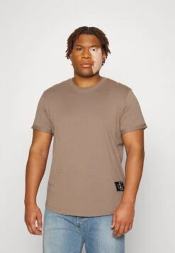 BADGE TURN UP SLEEVE PLUS SIZE - T-Shirt Basic - Warm Toffee -Herrenbekleidung 0bf785fd732c43a4b9676d1b0e9da34b 1