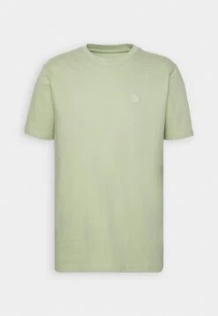 KnowledgeCotton Apparel ALDER BADGE TEE - T-Shirt Basic - Swamp -Herrenbekleidung 1cf612503be140cf8d20a8d8898425c6