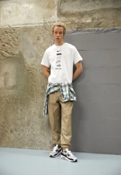 Nike Sportswear TEE CLUB - T-Shirt Print - White 9 Nike Sportswear TEE CLUB - T-Shirt Print - White -Herrenbekleidung 2c342a75c29b4552bfed664210af8b1e