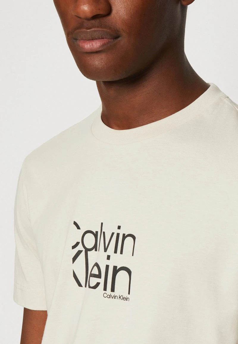 Calvin Klein MATTE FRONT LOGO - T-Shirt Print - Stony Beige 8 Calvin Klein MATTE FRONT LOGO - T-Shirt Print - Stony Beige – Bild 6