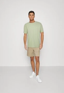 KnowledgeCotton Apparel ALDER BADGE TEE - T-Shirt Basic - Swamp -Herrenbekleidung 347539e1d07142e2b042ca40a1557c80