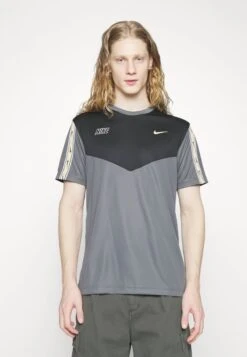 Nike Sportswear REPEAT TEE - T-Shirt Print - Iron Grey/black/sesame -Herrenbekleidung 479f4ebead45403ba981938a07cde6b6