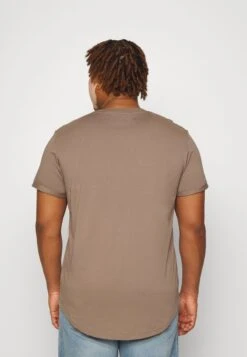 BADGE TURN UP SLEEVE PLUS SIZE - T-Shirt Basic - Warm Toffee -Herrenbekleidung 5ced285bdc7b4ff0b93e5775d20c70e2