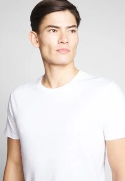 Pier One 2 PACK - T-Shirt Basic - White/dark Blue -Herrenbekleidung 5d6a04d994e343d2903cc2c1666bad4b