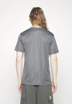 Nike Sportswear REPEAT TEE - T-Shirt Print - Iron Grey/black/sesame -Herrenbekleidung 60124f04242a4d28bbeae324ba257535