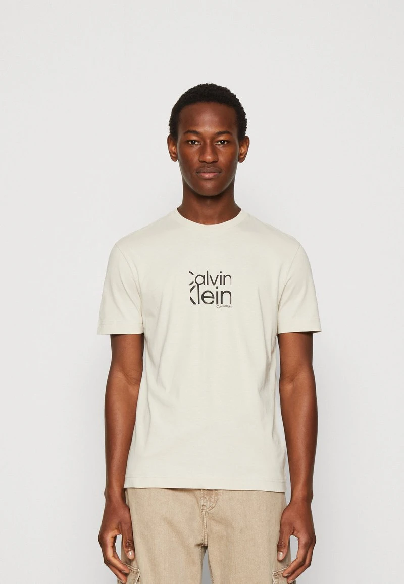 Calvin Klein MATTE FRONT LOGO - T-Shirt Print - Stony Beige 3 Calvin Klein MATTE FRONT LOGO - T-Shirt Print - Stony Beige