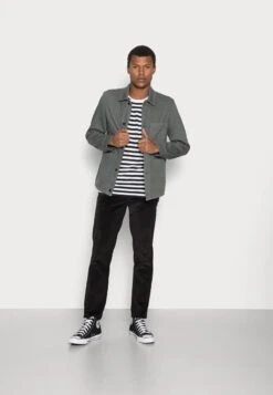 Makia VERKSTAD - T-Shirt Print - Black White 9 Makia VERKSTAD - T-Shirt Print - Black White -Herrenbekleidung 69586426de99423baead0dce01317b7e