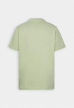 KnowledgeCotton Apparel ALDER BADGE TEE - T-Shirt Basic - Swamp -Herrenbekleidung 9ba1aca7a35e41fe832f5cf607268f99