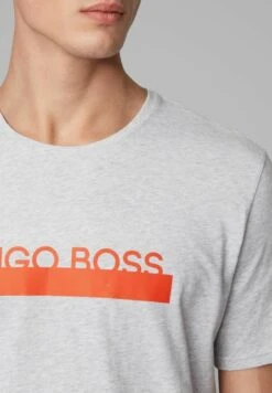 Boss STRIPE TEXT LOGO TEE - T-Shirt Print - Grey 10 Boss STRIPE TEXT LOGO TEE - T-Shirt Print - Grey -Herrenbekleidung b1c941ef42904fa3a558b4267cd88a6c