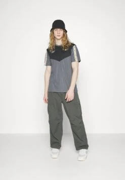 Nike Sportswear REPEAT TEE - T-Shirt Print - Iron Grey/black/sesame -Herrenbekleidung b9200c18012946979359c0a62cb73714