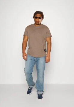 BADGE TURN UP SLEEVE PLUS SIZE - T-Shirt Basic - Warm Toffee -Herrenbekleidung bea3239d492e4a3d8f9a2c50f2c6e963