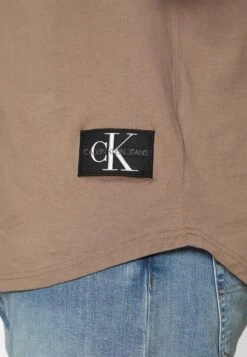 BADGE TURN UP SLEEVE PLUS SIZE - T-Shirt Basic - Warm Toffee -Herrenbekleidung bee2b78ad7fb4e3a81e0cdf06fe68984