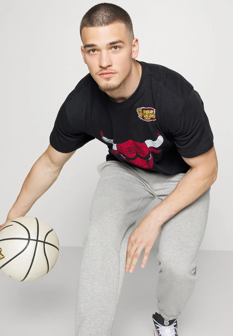 Mitchell & Ness NBA CHICAGO BULLS LEGENDARY SLUB TEE - T-Shirt Print - Black 6 Mitchell & Ness NBA CHICAGO BULLS LEGENDARY SLUB TEE - T-Shirt Print - Black – Bild 4