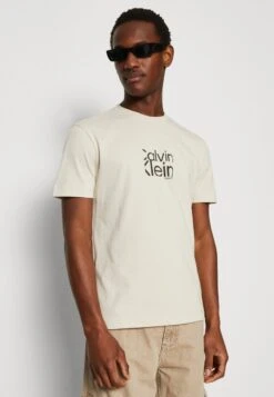 Calvin Klein MATTE FRONT LOGO - T-Shirt Print - Stony Beige 11 Calvin Klein MATTE FRONT LOGO - T-Shirt Print - Stony Beige -Herrenbekleidung de622f5bfe1e4712b34913a7f25d15fb