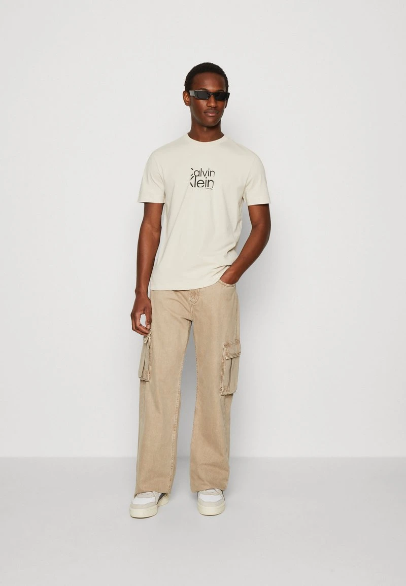 Calvin Klein MATTE FRONT LOGO - T-Shirt Print - Stony Beige 4 Calvin Klein MATTE FRONT LOGO - T-Shirt Print - Stony Beige – Bild 2